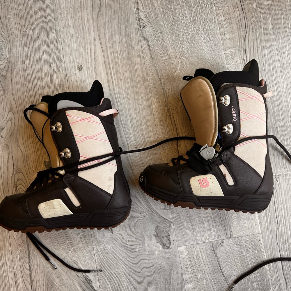 Burton Moto Snowboard Boots Women, great condition used only a few times